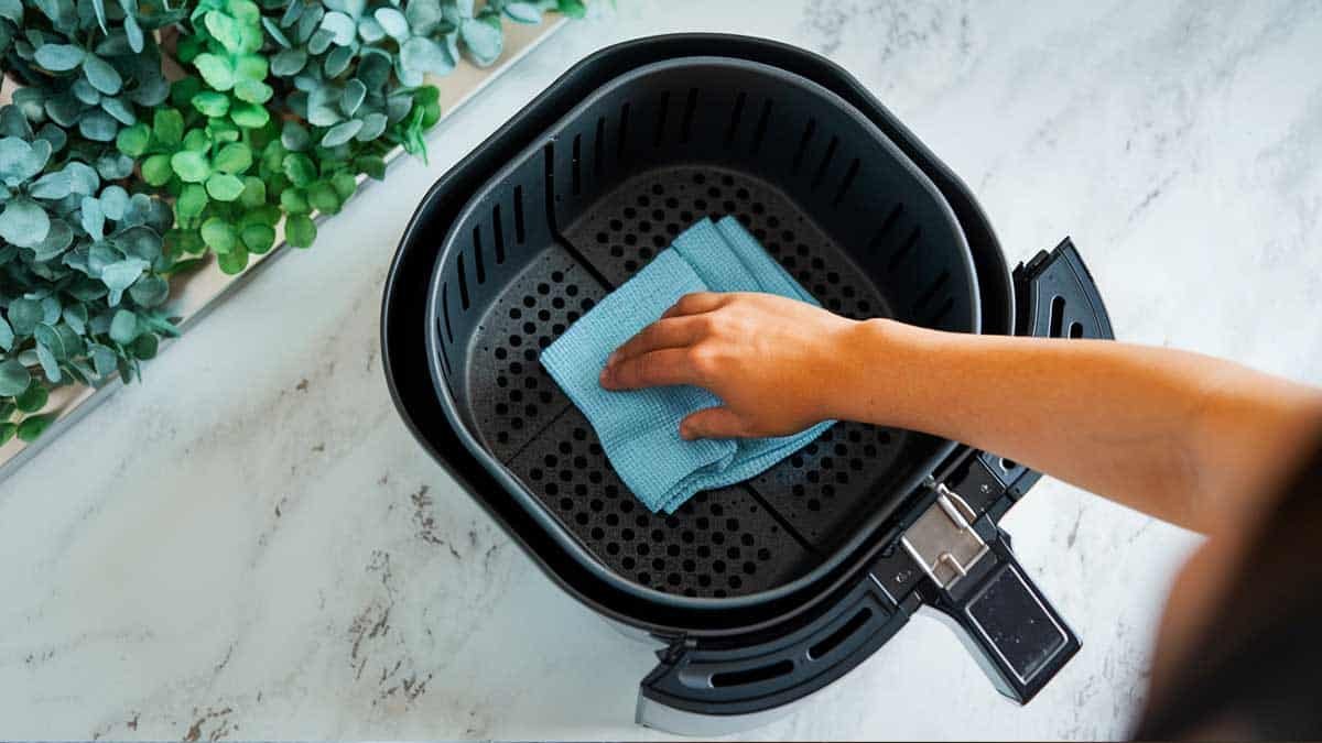 airfryer l'astuce de ma mère pour nettoyer votre friteuse à air pendant le repas va vous simplifier la vie