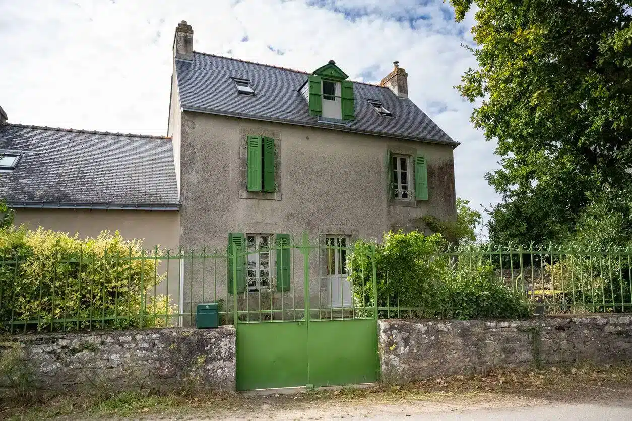 c’est la justice à deux vitesses, elle squatte la maison d’un magistrat, la loi anti squat rend son verdict en dix jours