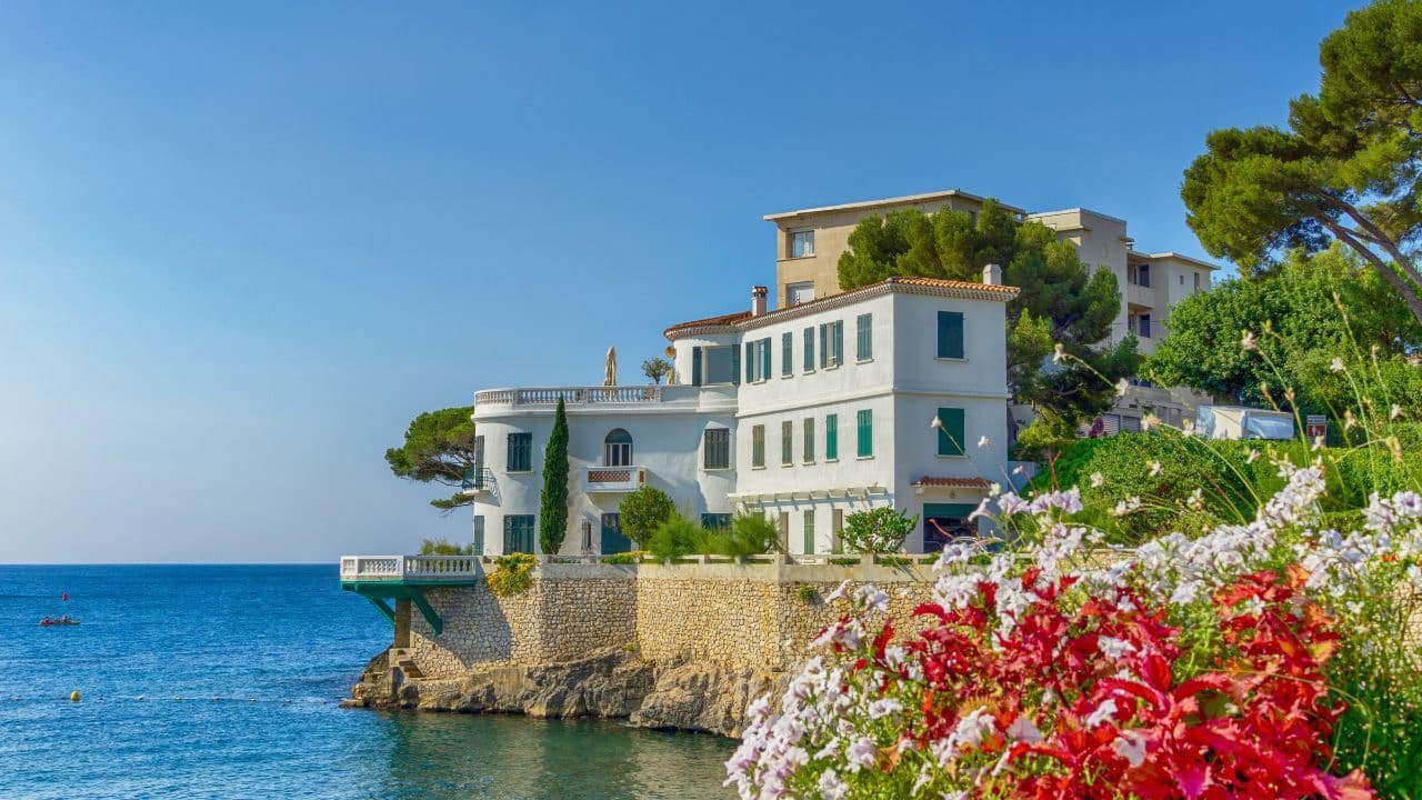 ils réservent une villa à 5 880 euros pour passer les vacances le propriétaire annonce qu’elle est squattée juste avant leur arrivée