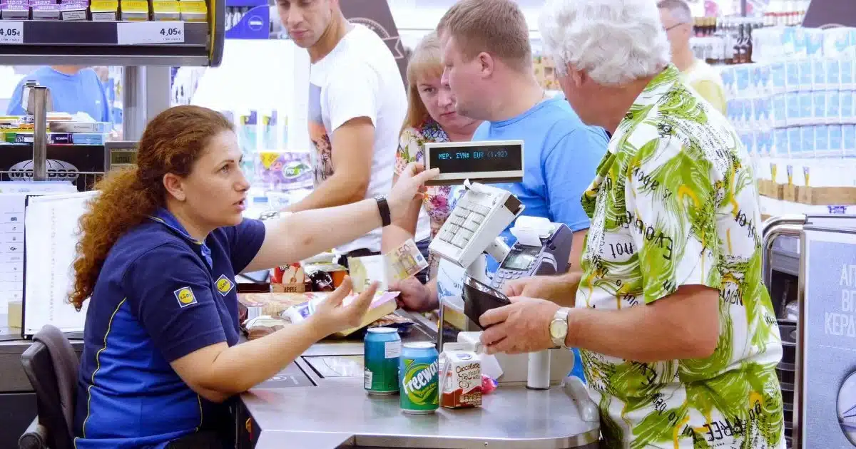 « je suis caissière dans un supermarché et voici les perles des clients que j'entends tous les jours »