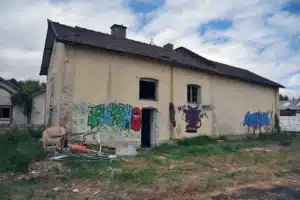 les squatteurs de sa maison partent en vacances, la propriétaire en profite pour la vider mais risque aujourd'hui une lourde amende