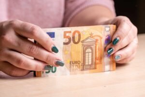 virements peu de français le savent mais il est strictement interdit de faire des virements entre vos comptes, les comptes concernés