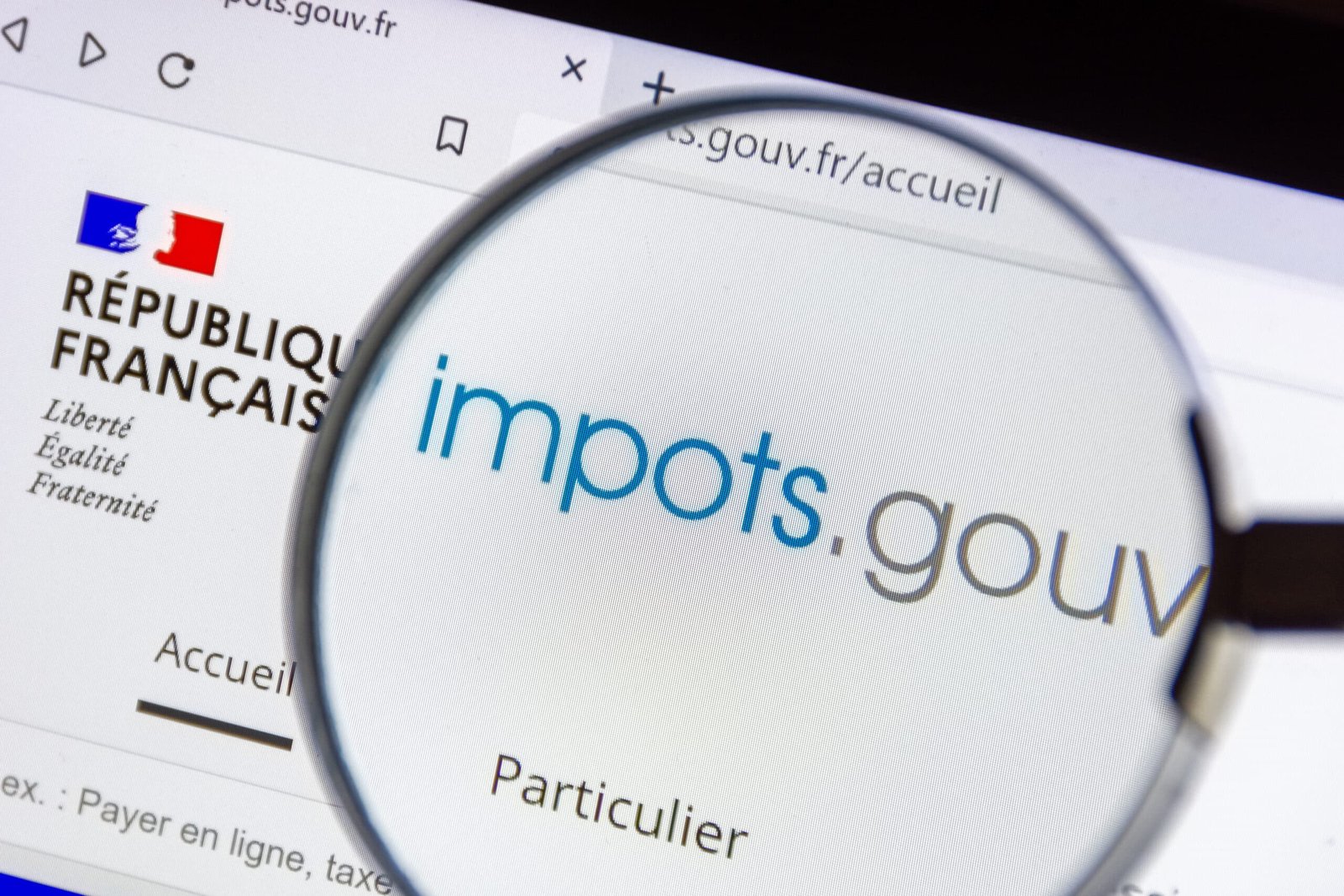 clamart, france, 8 avril 2022: détail du site internet gouvernemental français "impots.gouv.fr" permettant d'effectuer sa déclaration de revenus et de calculer ses impôts en ligne