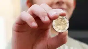 les écoliers français ont tous cette pièce de 2 euros qui se revend aujourd’hui à prix d’or